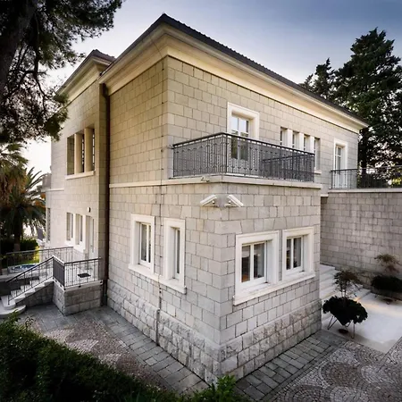 Meje Heated Pool, Jacuzzi, Sauna Split
