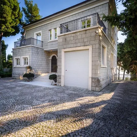 Meje Heated Pool, Jacuzzi, Sauna Split